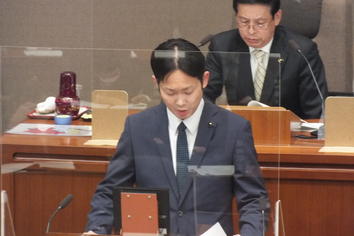 静岡県議会で質問する良知駿一。2022年12月の活動記録より。